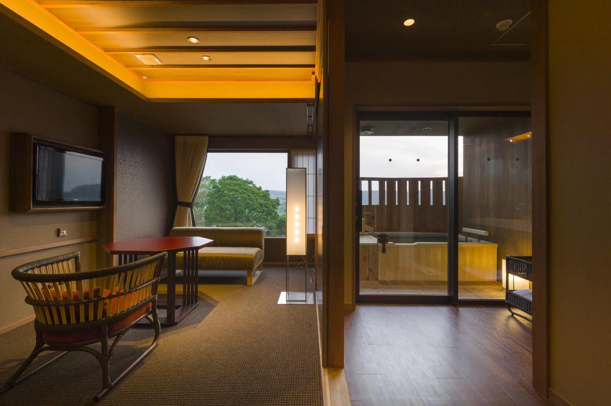 מלון פוג'יושידה Fujisan Onsen Bessho Sasa מראה חיצוני תמונה