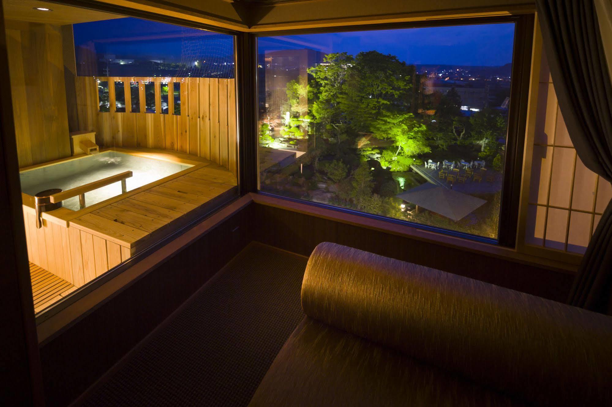 מלון פוג'יושידה Fujisan Onsen Bessho Sasa מראה חיצוני תמונה