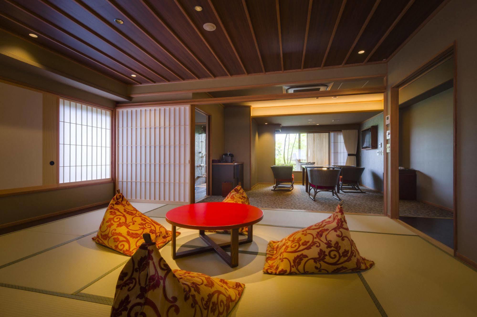 מלון פוג'יושידה Fujisan Onsen Bessho Sasa מראה חיצוני תמונה